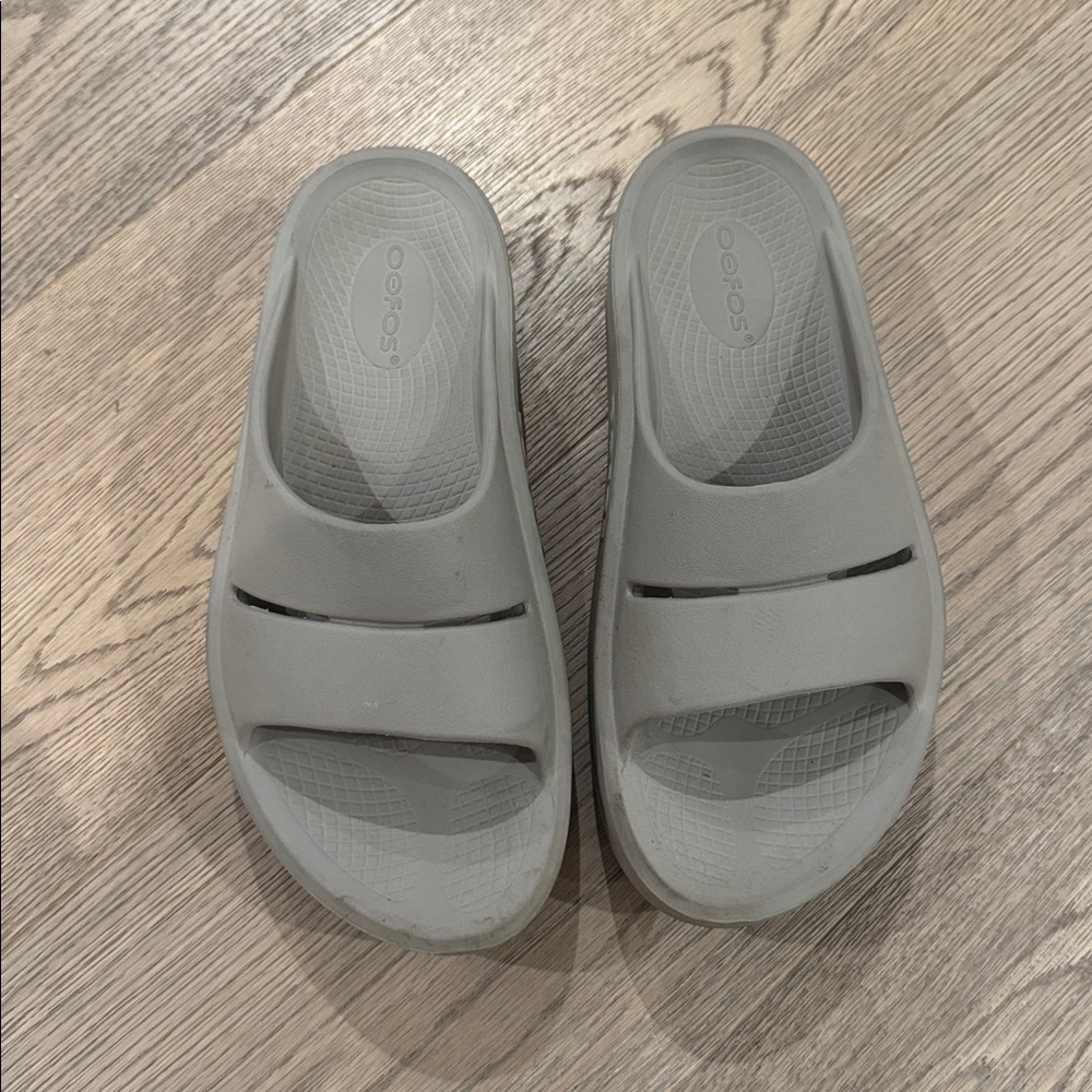 OOFOS Women’s Slide Sandals in Light Gray